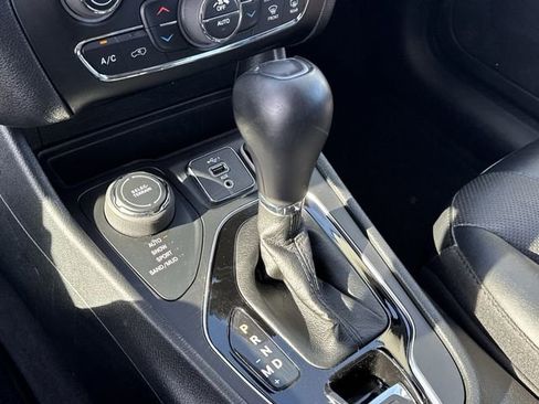 Used 2023 Jeep Cherokee Altitude Lux image 13