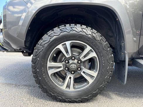 Used 2018 Toyota Tacoma TRD Sport AWD/4WD image 27