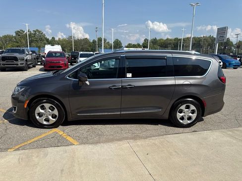 Used 2017 Chrysler Pacifica Touring-L Plus FWD image 9