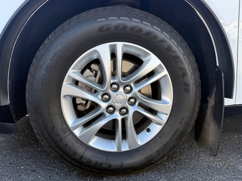 Used 2018 Buick Enclave Essence image 5