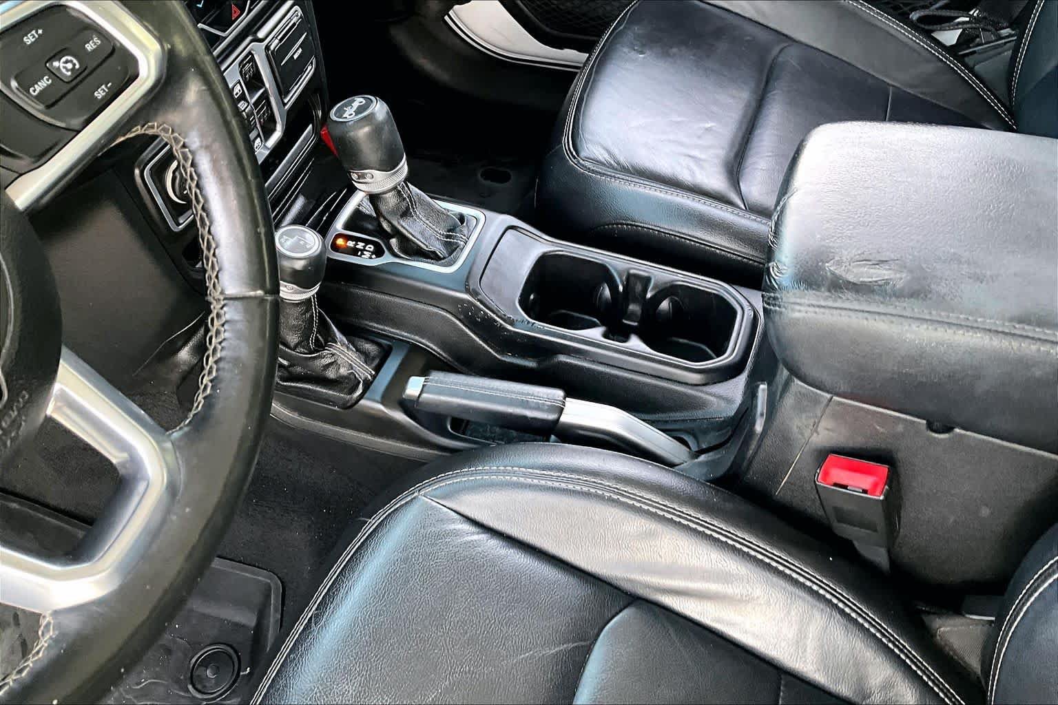 Used 2018 Jeep Wrangler Unlimited Sahara AWD/4WD image 15