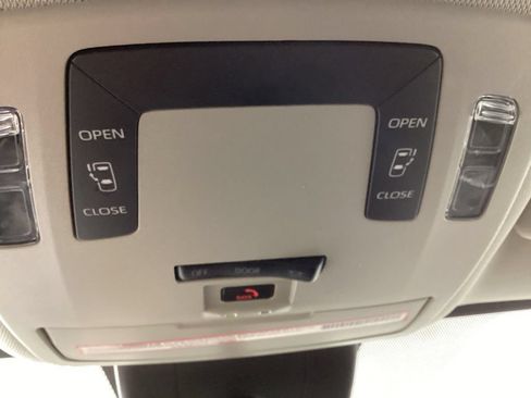 Used 2024 Toyota Sienna LE FWD image 23