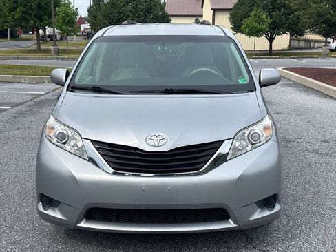 Used 2013 Toyota Sienna LE FWD image 2