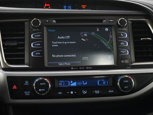 Used 2019 Toyota Highlander SE image 20