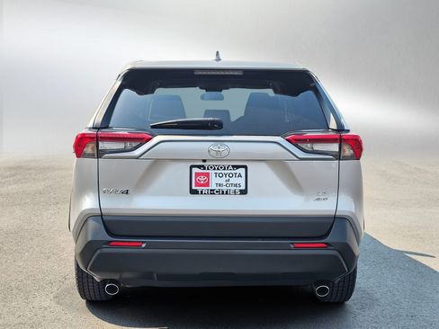 Used 2022 Toyota RAV4 LE AWD/4WD image 4