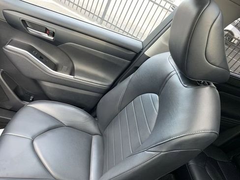Used 2023 Toyota Highlander XLE image 31