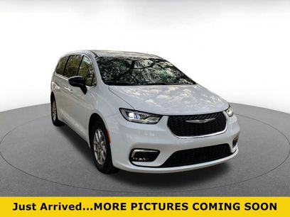 Used 2025 Chrysler Pacifica Select