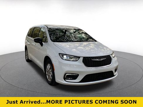 Used 2025 Chrysler Pacifica Select image 1