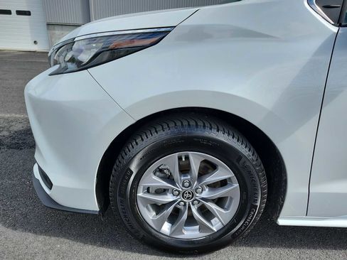 Used 2025 Toyota Sienna XLE w/ XLE Plus Package image 10