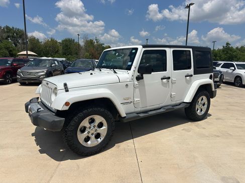 Used 2014 Jeep Wrangler Unlimited Sahara w/ Connectivity Group AWD/4WD image 17