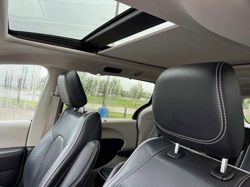 Used 2022 Chrysler Pacifica Limited image 17