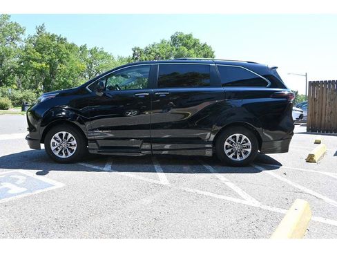 New 2025 Toyota Sienna XLE image 9