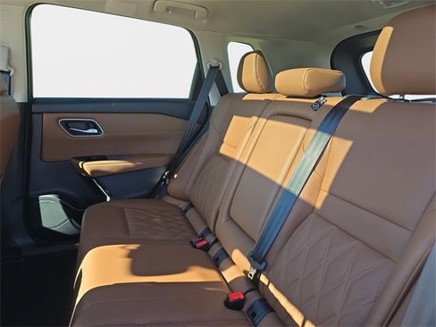 Used 2024 Nissan Rogue Platinum image 17