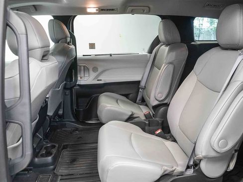Used 2025 Toyota Sienna XLE w/ XLE Plus Package image 19
