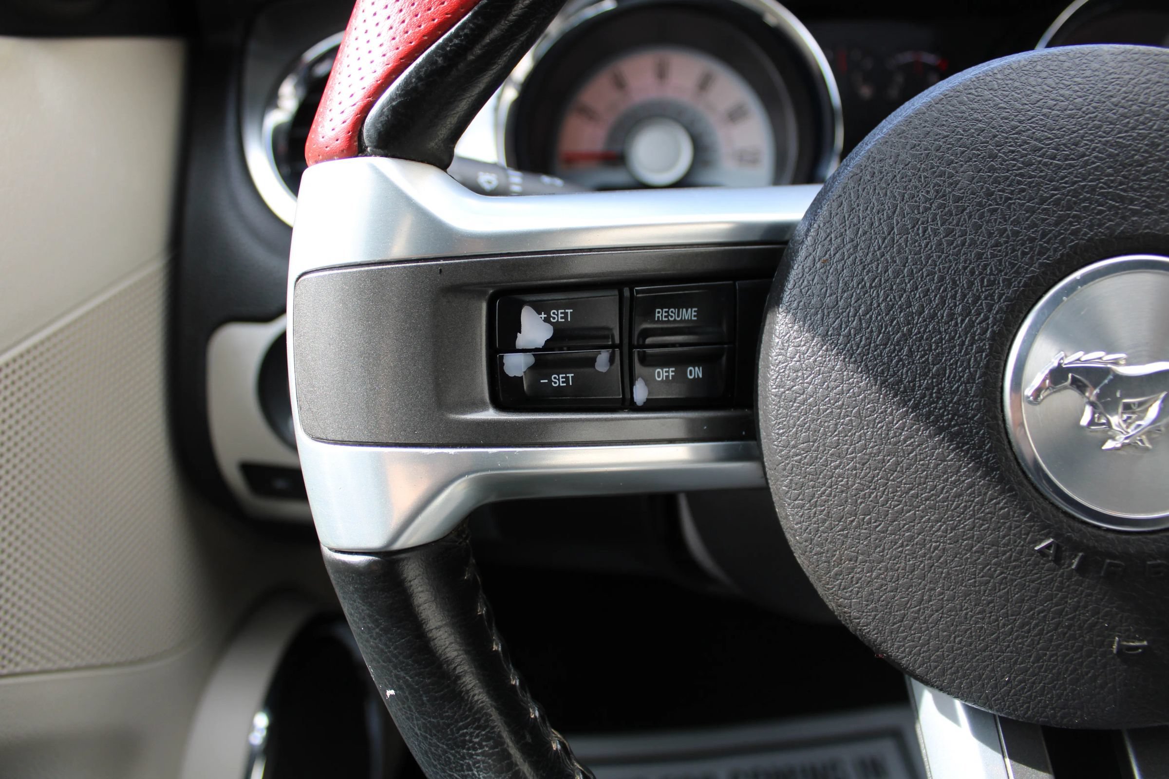 Used 2010 Ford Mustang Convertible RWD image 9