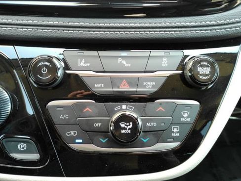 Used 2024 Chrysler Pacifica Limited FWD image 53