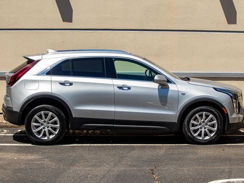 Used 2021 Cadillac XT4 Luxury w/ Cold Weather Package AWD/4WD image 11