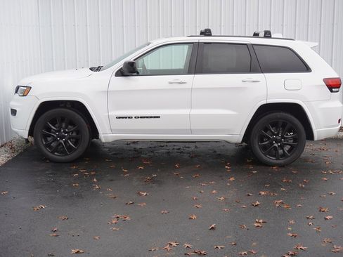 Used 2020 Jeep Grand Cherokee Altitude image 3