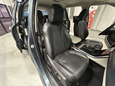 Used 2022 Kia Carnival SX Prestige image 5