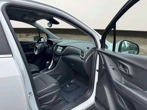 Used 2017 Chevrolet Trax LT w/ LT Convenience Package AWD/4WD image 20