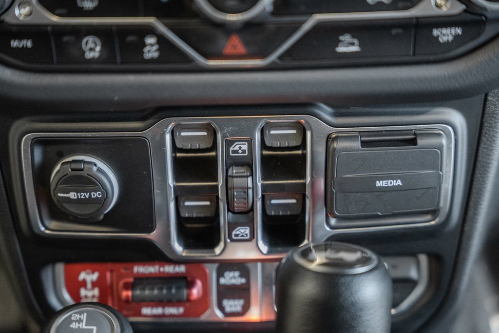 Used 2024 Jeep Wrangler Unlimited Rubicon w/ Technology Group AWD/4WD image 24