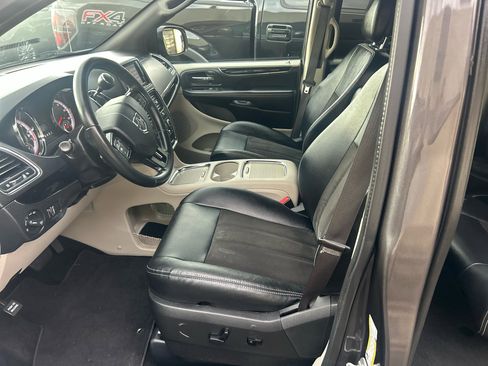 Used 2019 Dodge Grand Caravan SXT image 12