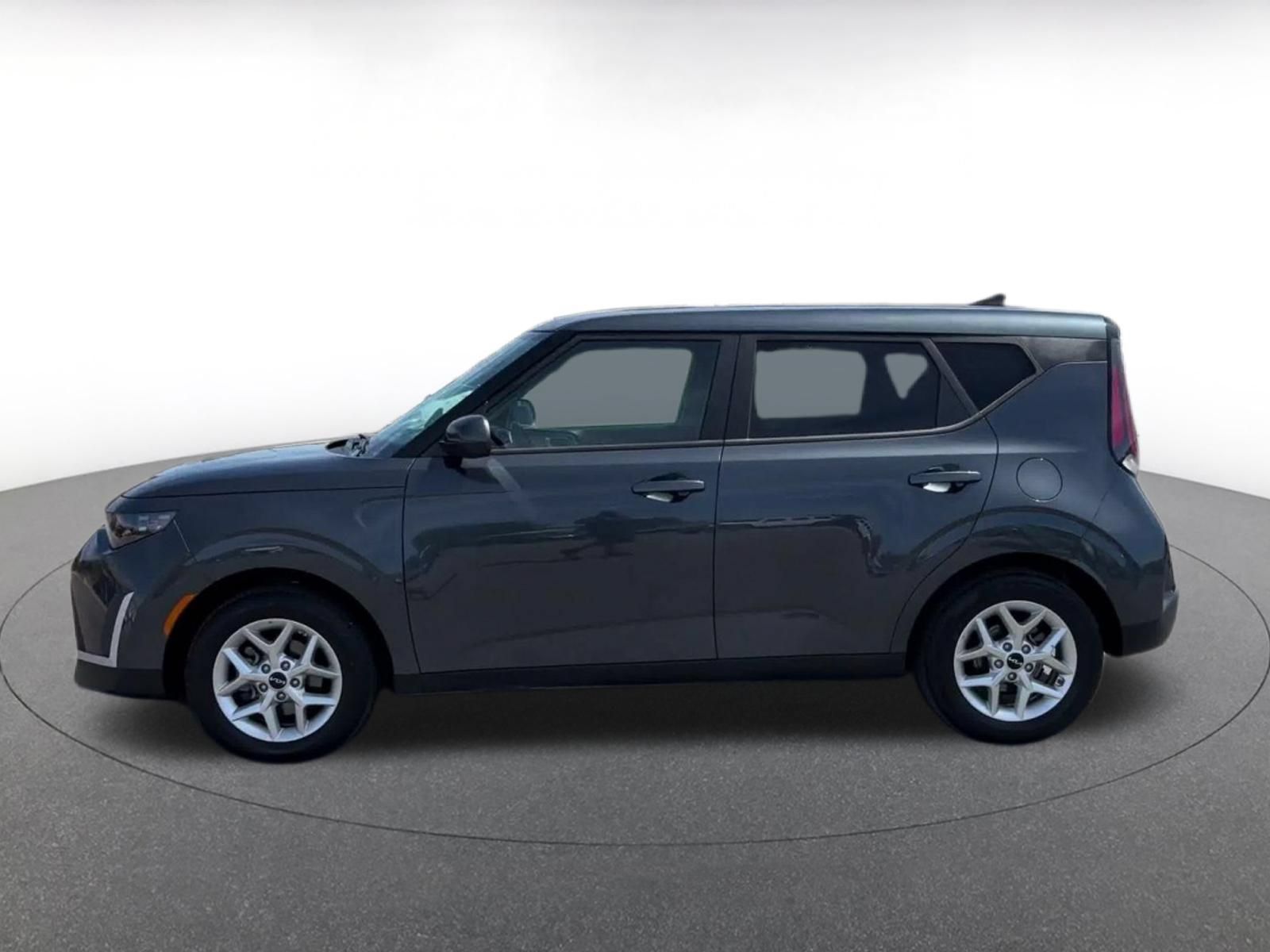 Used 2025 Kia Soul LX w/ LX Technology Package FWD image 8