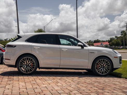 Used 2025 Porsche Cayenne Turbo AWD/4WD image 6