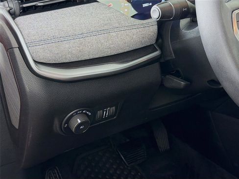 Used 2024 Jeep Compass Latitude w/ Convenience Group image 10