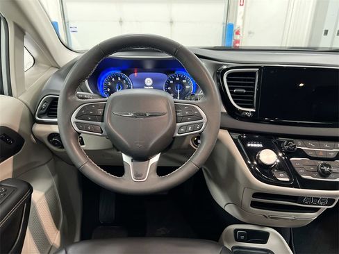 Used 2024 Chrysler Pacifica Touring-L image 11