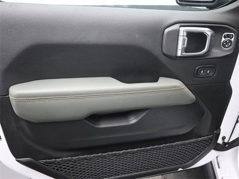 New 2025 Jeep Gladiator Mojave image 11