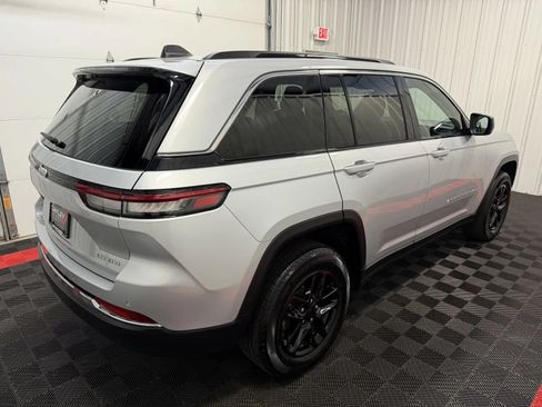 Used 2024 Jeep Grand Cherokee Laredo X w/ Trailer Tow Package AWD/4WD image 4