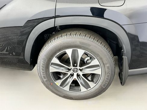 Certified 2025 Toyota Highlander XLE image 14