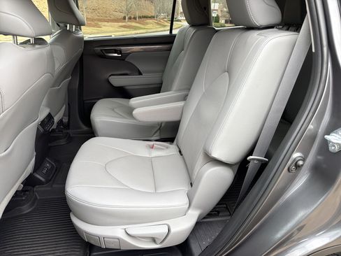 Used 2023 Toyota Highlander Limited image 21