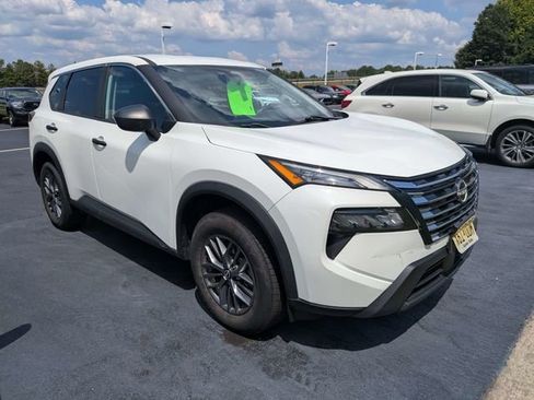 Used 2024 Nissan Rogue S AWD/4WD image 2