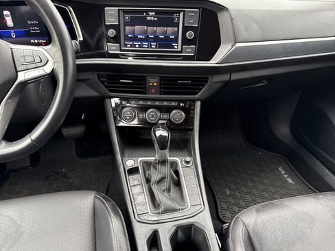 Used 2022 Volkswagen Jetta SE image 16