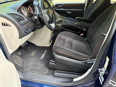 Used 2017 Dodge Grand Caravan SE w/ UConnect Hands-Free Group FWD image 19