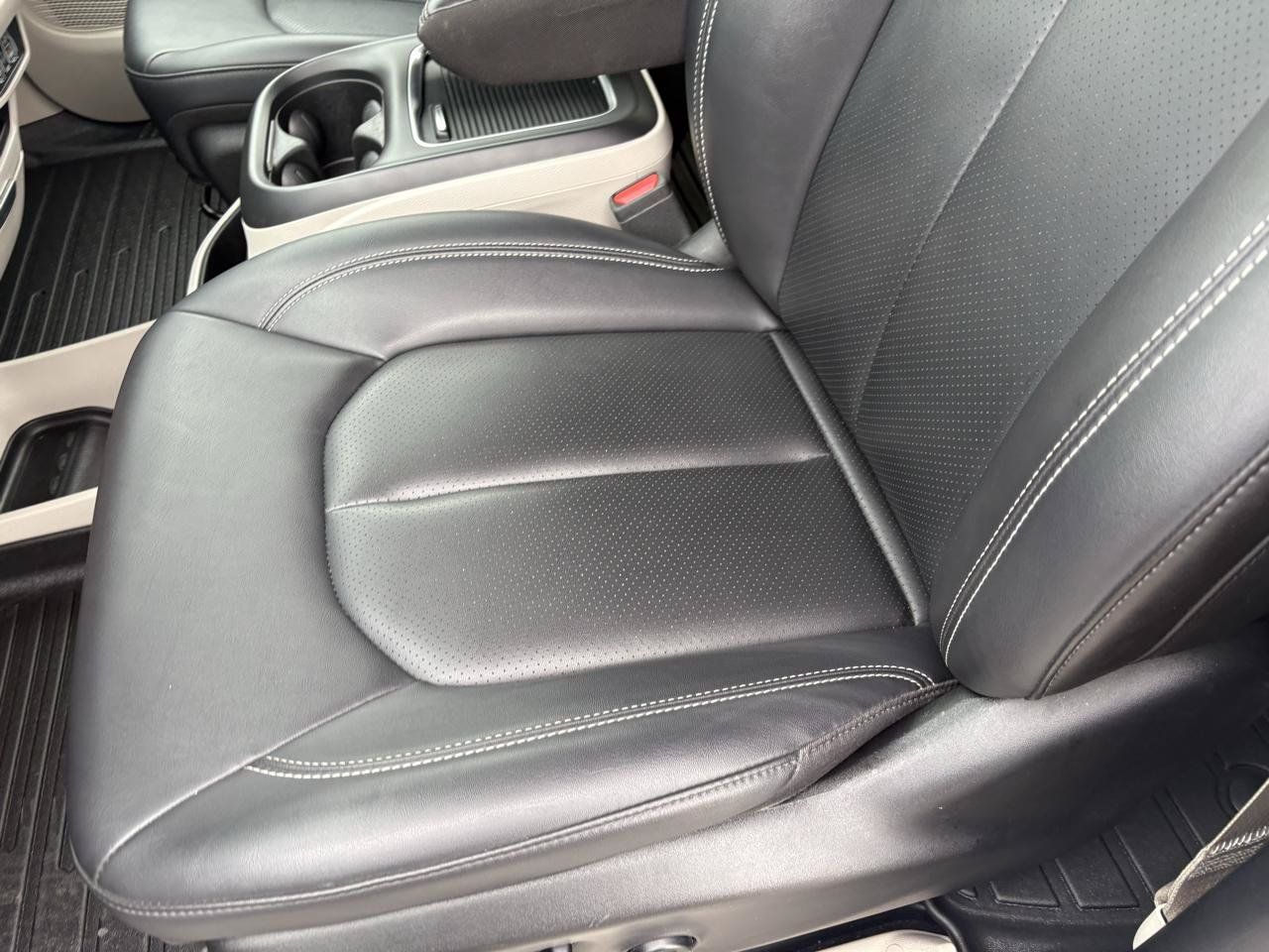 Used 2024 Chrysler Pacifica Limited FWD image 20