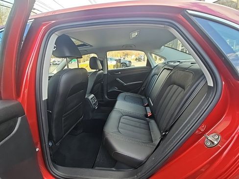 Used 2022 Volkswagen Passat 2.0T image 14