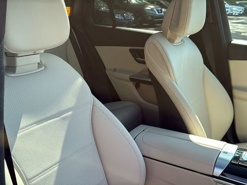Used 2025 Mercedes-Benz GLC 300 4MATIC image 12