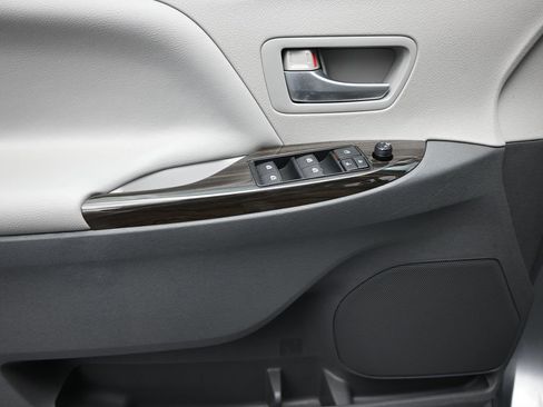 Used 2015 Toyota Sienna XLE image 18