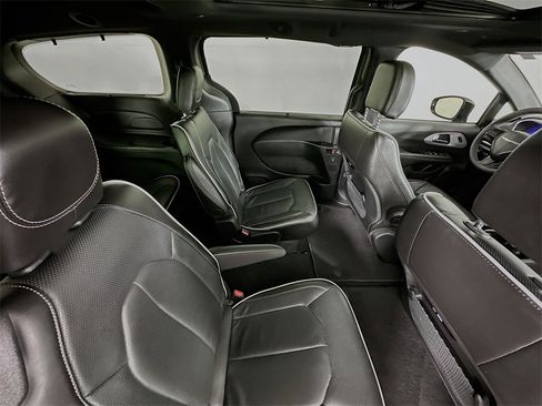 Used 2025 Chrysler Pacifica Limited image 29