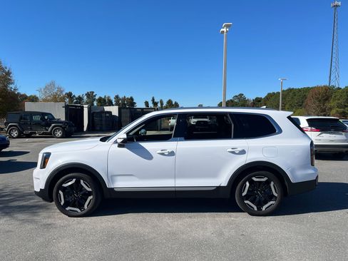 Used 2024 Kia Telluride EX w/ EX Captain's Chair Package image 14