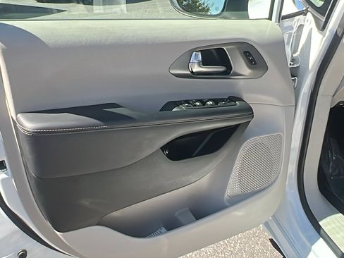 Used 2023 Chrysler Pacifica Touring-L image 15