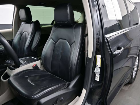 Used 2022 Chrysler Pacifica Touring-L FWD image 11