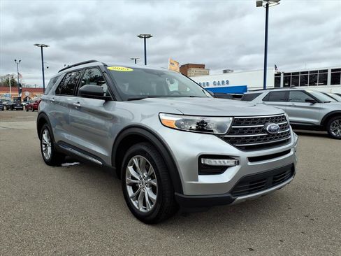 Certified 2023 Ford Explorer XLT w/ Equipment Group 202A image 3