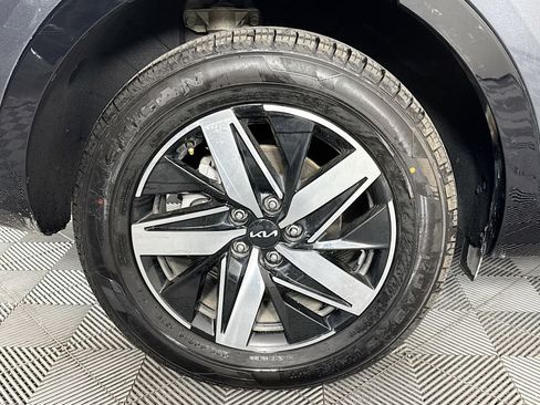 Used 2023 Kia Sorento S image 32