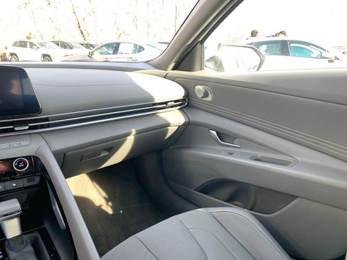 Used 2025 Hyundai Elantra SEL image 33