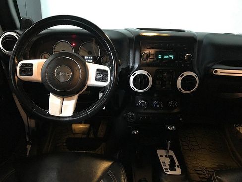 Used 2014 Jeep Wrangler Unlimited Sahara image 21