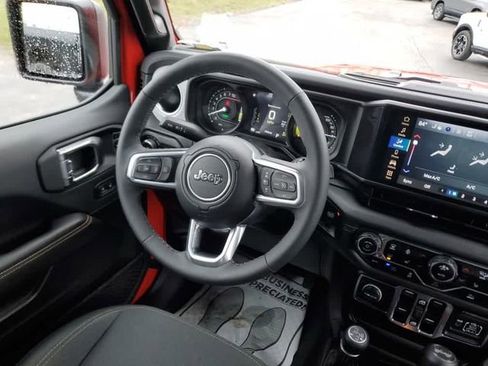 Used 2025 Jeep Wrangler Unlimited Sahara AWD/4WD image 18